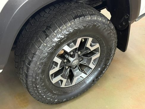 Used 2018 Toyota Tacoma TRD Off-Road w/ Technology Package AWD/4WD image 26