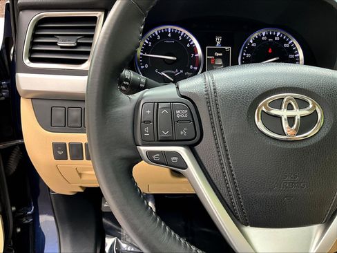 Used 2014 Toyota Highlander XLE AWD/4WD image 11