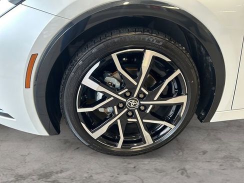 Used 2025 Toyota Prius Plug-In Hybrid image 9