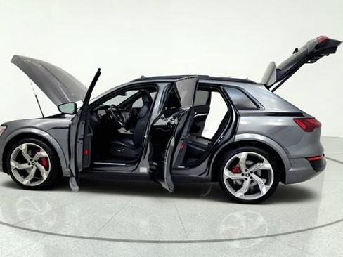 Used 2024 Audi Q8 e-tron Prestige AWD/4WD image 15