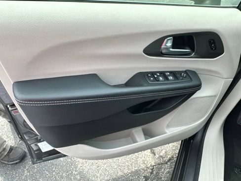 Used 2023 Chrysler Pacifica Touring-L FWD image 14