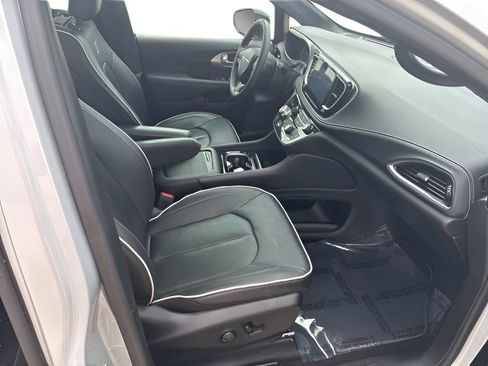 Used 2023 Chrysler Pacifica Limited w/ Uconnect Theater Family Group FWD image 25