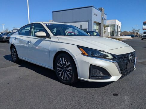 Used 2023 Nissan Altima 2.5 SV image 3