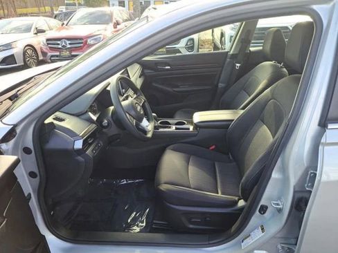Used 2024 Nissan Altima 2.5 SV FWD image 8