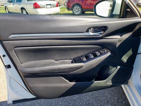 Used 2023 Nissan Altima 2.5 SV image 9