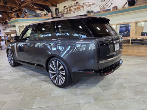 Used 2025 Land Rover Range Rover SV image 2