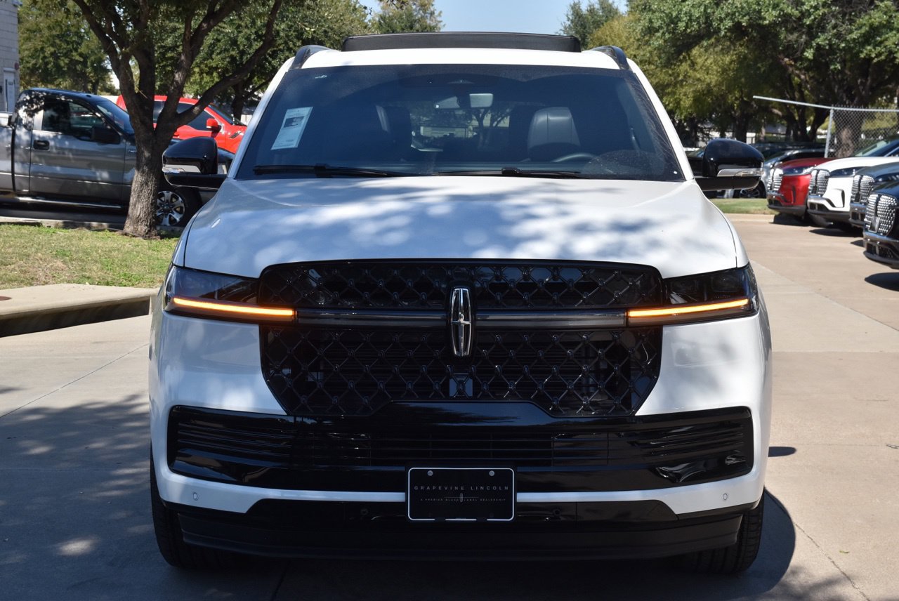 New 2027 Lincoln Navigator Reserve w/ Jet Appearance Package AWD/4WD image 2
