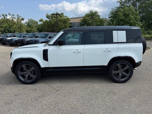 Used 2025 Land Rover Defender 110 V8 AWD/4WD image 2