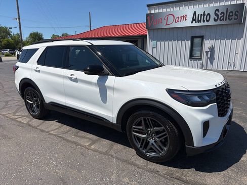 Used 2025 Ford Explorer ST AWD/4WD image 3