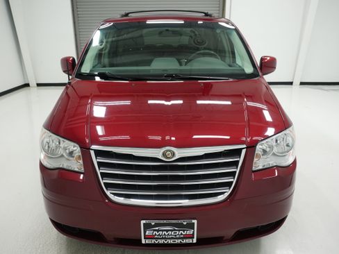 Used 2010 Chrysler Town & Country Touring image 2