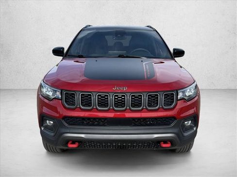 Used 2025 Jeep Compass Trailhawk AWD/4WD image 2