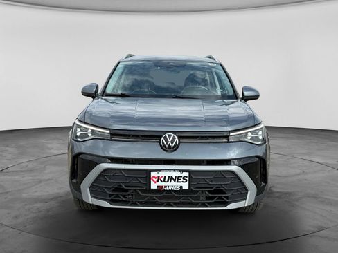Used 2025 Volkswagen Taos SE AWD/4WD image 3