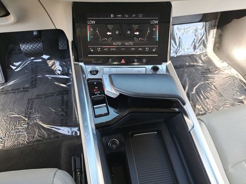 Used 2024 Audi Q8 e-tron Premium Plus w/ Premium Plus Package image 22