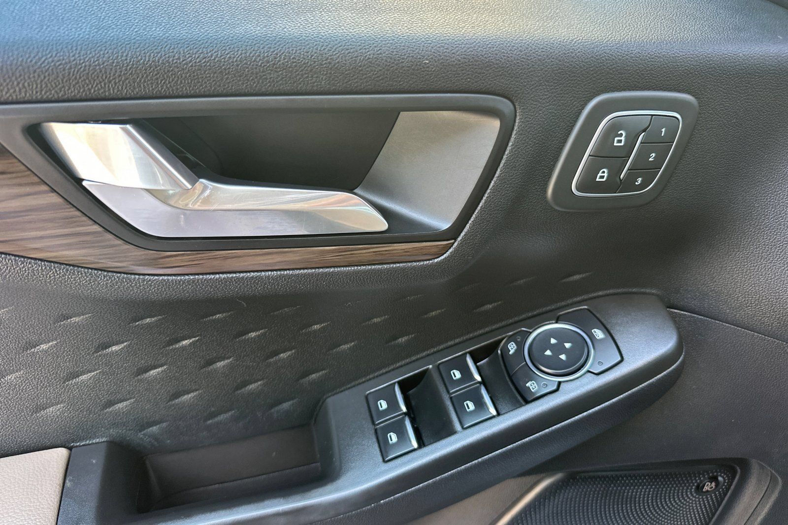 Used 2020 Ford Escape Titanium FWD image 10