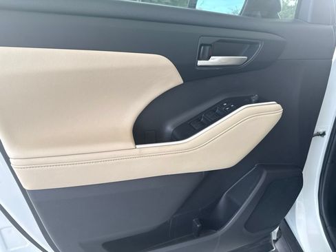 Used 2023 Toyota Highlander XLE FWD image 31