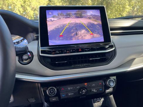 Used 2025 Jeep Compass Limited image 17