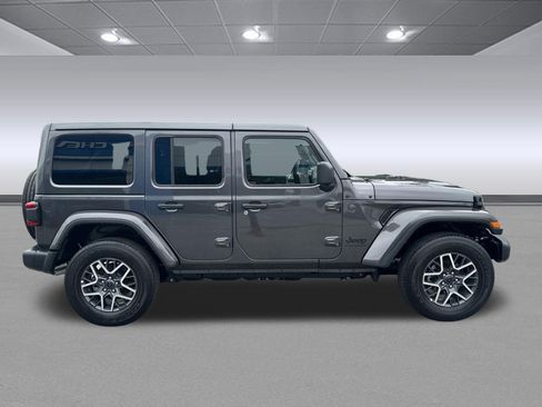 Used 2025 Jeep Wrangler Unlimited Sahara AWD/4WD image 2