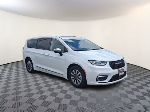 Used 2023 Chrysler Pacifica Limited FWD image 4