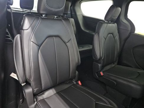 New 2026 Chrysler Pacifica Select image 16
