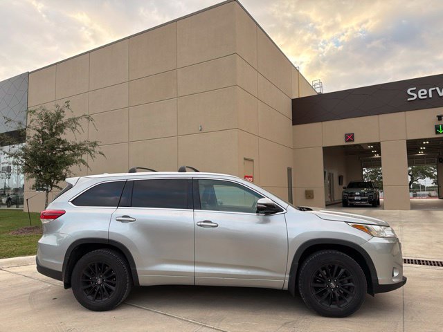 Used 2017 Toyota Highlander XLE AWD/4WD image 5