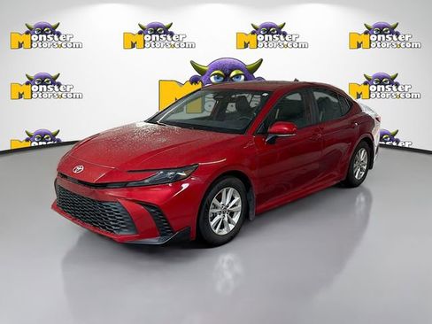 Used 2025 Toyota Camry SE FWD image 1