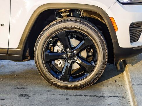 New 2025 Jeep Grand Cherokee Altitude image 11