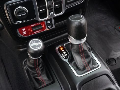 Used 2023 Jeep Gladiator Rubicon AWD/4WD image 18