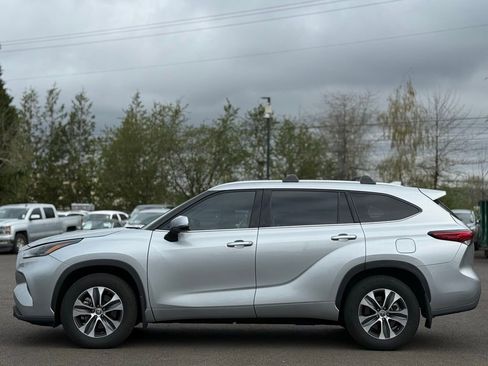 Used 2022 Toyota Highlander XLE image 2