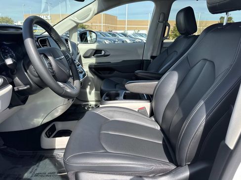 Used 2024 Chrysler Pacifica Touring-L image 17
