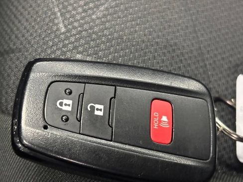 Used 2025 Toyota RAV4 XLE AWD/4WD image 35
