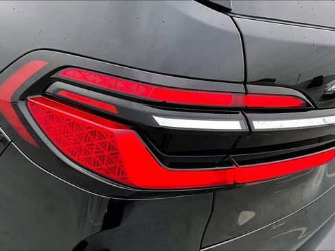 Used 2024 BMW X7 xDrive40i w/ Parking Assistance Package image 21