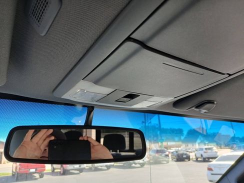 Used 2019 Toyota Sienna SE FWD image 5