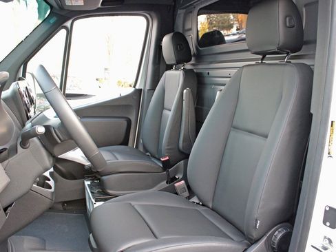 Used 2025 Mercedes-Benz Sprinter 2500 image 10