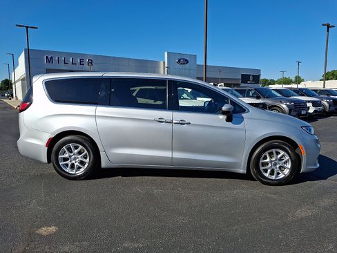 Used 2023 Chrysler Pacifica Touring FWD image 7