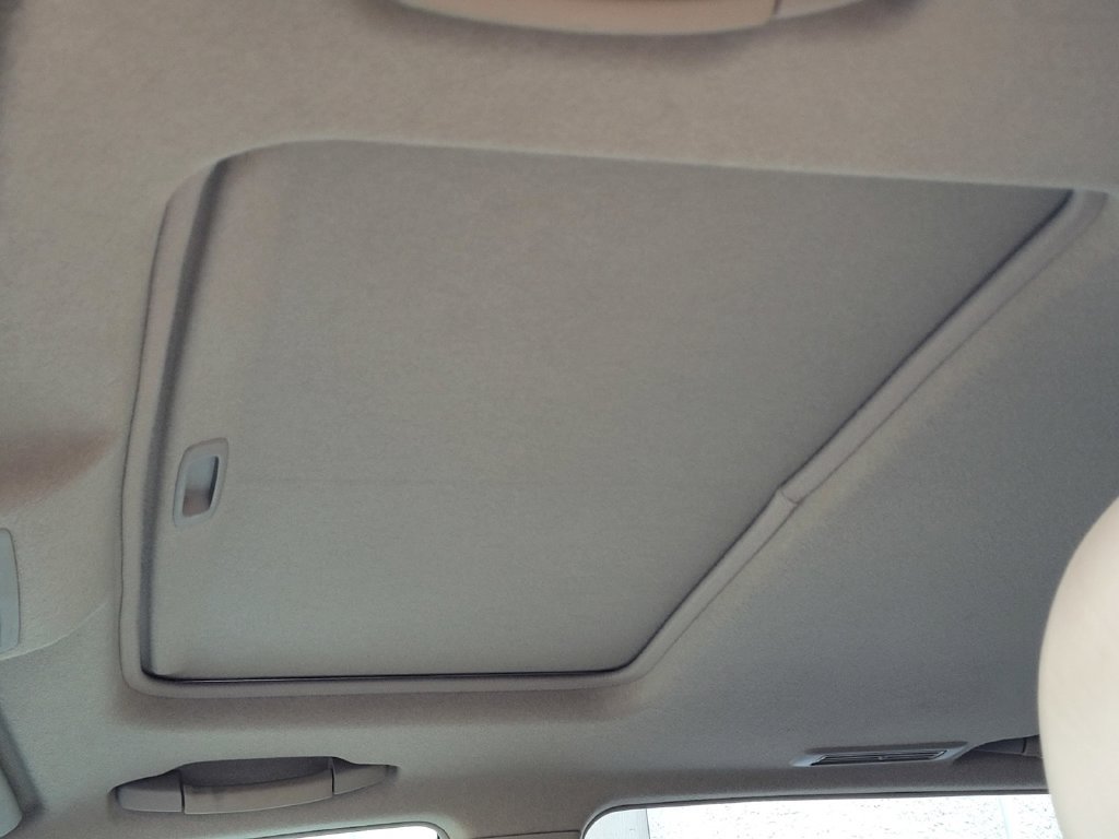 Used 2012 Toyota Highlander SE FWD image 12