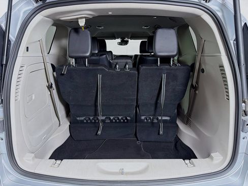 Used 2023 Chrysler Pacifica Touring-L FWD image 25