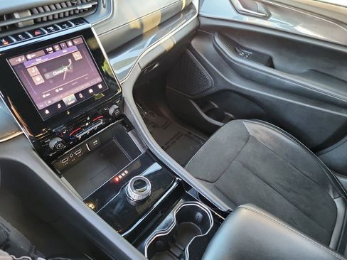 Used 2023 Jeep Grand Cherokee L Laredo image 13