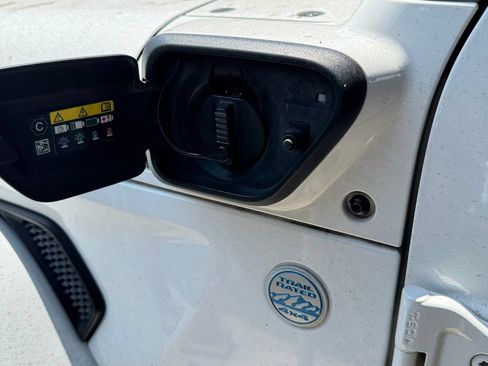 Used 2022 Jeep Wrangler Unlimited Sahara AWD/4WD image 8