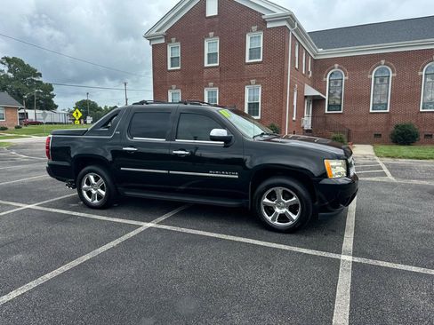 Used 2011 Chevrolet Avalanche LTZ AWD/4WD image 2