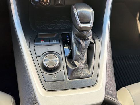 Used 2021 Toyota RAV4 XLE Premium image 18