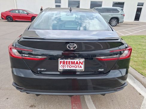 Used 2025 Toyota Camry SE image 5