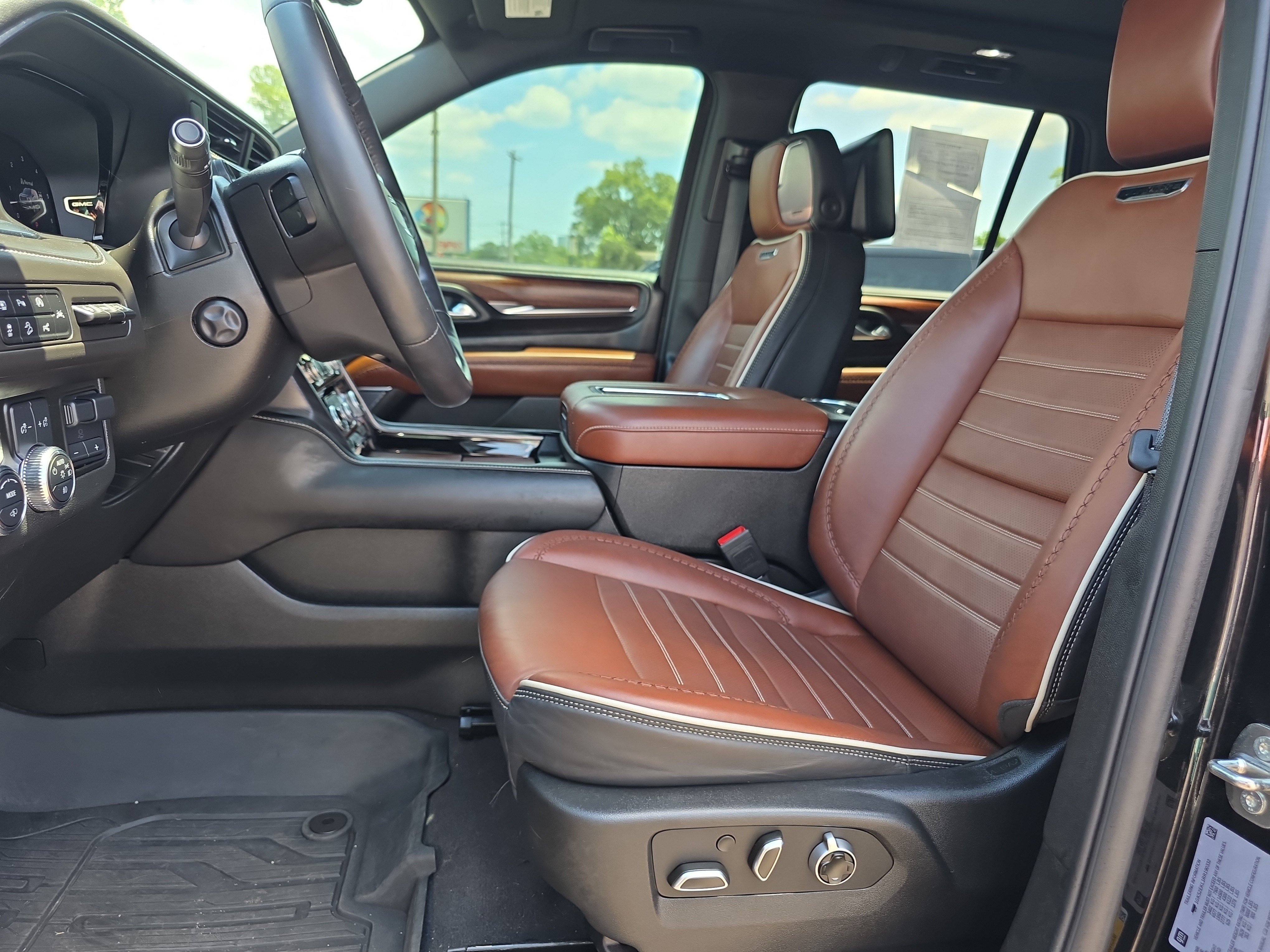 Used 2024 GMC Yukon Denali Ultimate AWD/4WD image 10