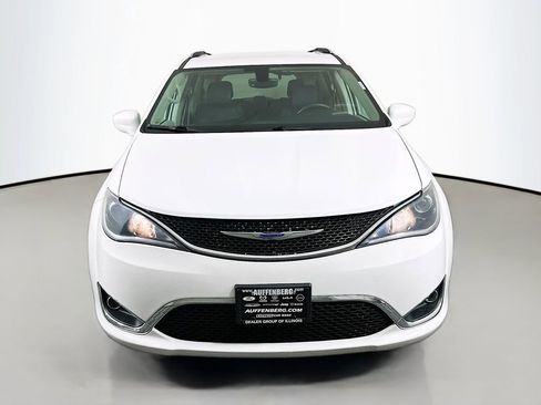Used 2019 Chrysler Pacifica Touring-L image 2