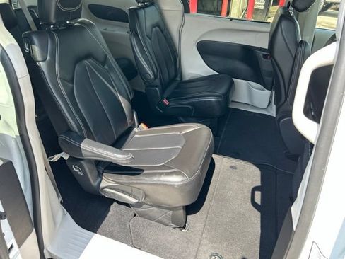 Used 2024 Chrysler Pacifica Touring-L FWD image 47