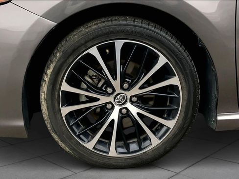 Used 2020 Toyota Camry SE image 11
