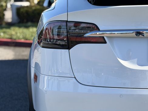 Used 2020 Tesla Model X Long Range image 11