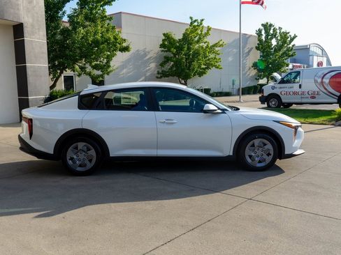 New 2025 Kia K4 LX image 8