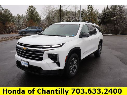 Used 2024 Chevrolet Traverse LT w/ Enhanced Driving Package image 3