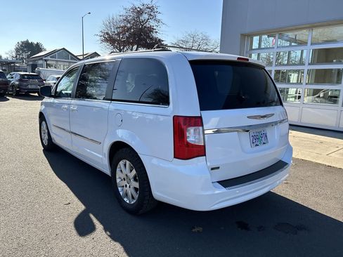 Used 2016 Chrysler Town & Country Touring image 3