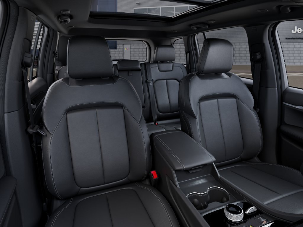 Used 2025 Jeep Grand Cherokee Limited w/ Black Appearance Package AWD/4WD image 17